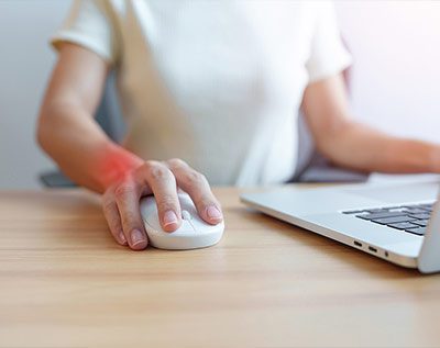 office worker struggling to work with carpal tunnel
