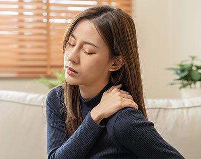 woman in pain from fibromyalgia